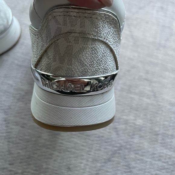Almost new white Michael Kors sneakers size 8,5. Only wore twice - Picture 4 of 6